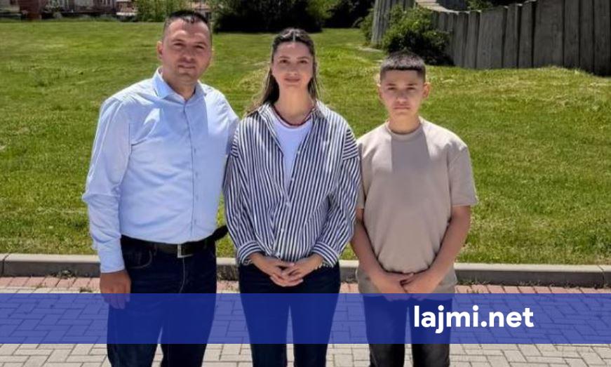 Fahri Fazliu i ri së bashku me vajzën e Agron Rrahmanit në 28 vjetorin e rënies së tij