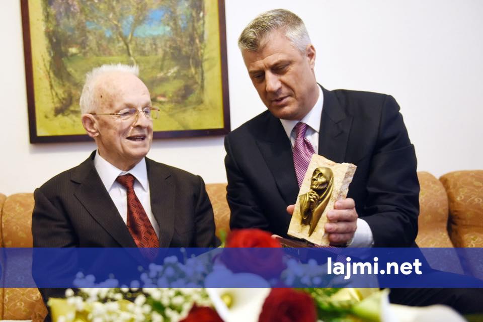 Endrit Thaçi publikon momentin mes Hashim Thaçit dhe Adem Demaçit   Po e shpall Pavarësinë  po 