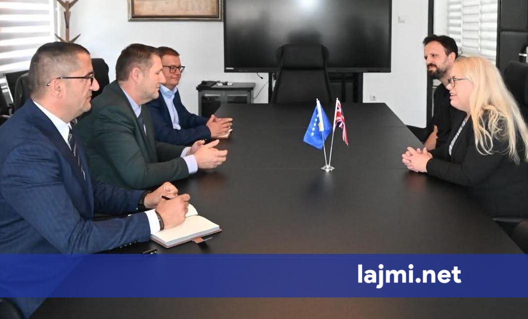 Dogana e Kosovës dhe ajo britanike thellojnë bashkëpunimin për sigurinë kufitare dhe luftimin e kontrabandës