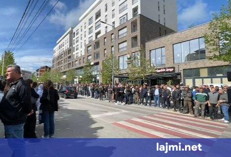 Qytetarë të shumtë mblidhen para objektit të Policisë në Skenderaj  ku pritet të intervistohet Sami Lushtaku