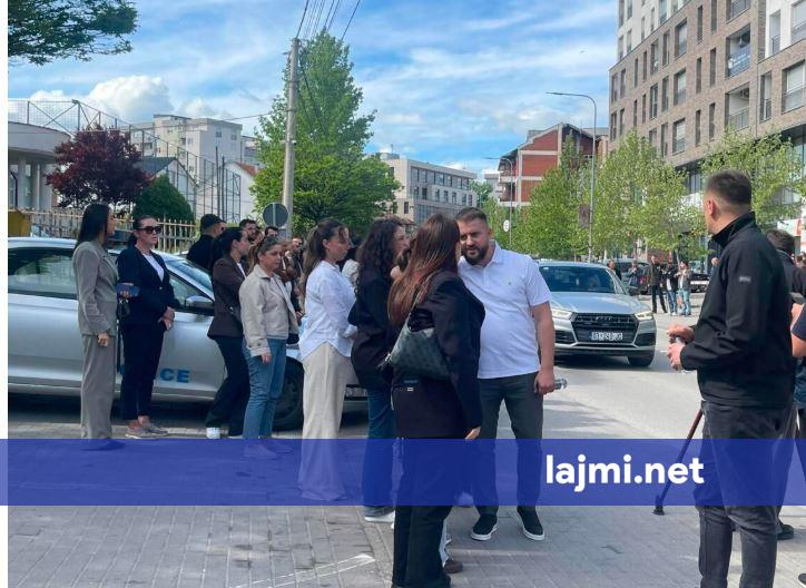 Edhe Mërgim Lushtaku shihet pranë stacionit të policisë në Skenderaj