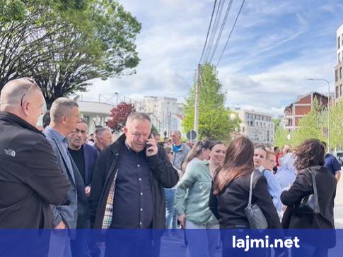 Pranë objektit të policisë ku pritet të intervistohet Sami Lushtaku gjendet edhe kryetari i OVL UÇK së  Hysni Gucati