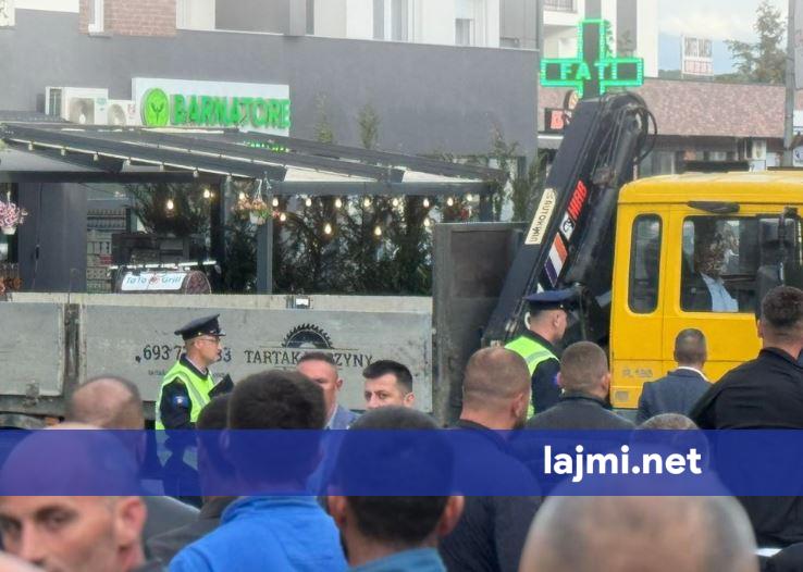 Pritet intervistimi i Sami Lushtakut   qytetarët bllokojnë rrugën tek stacioi i policisë në Skenderaj me mjete të rënda