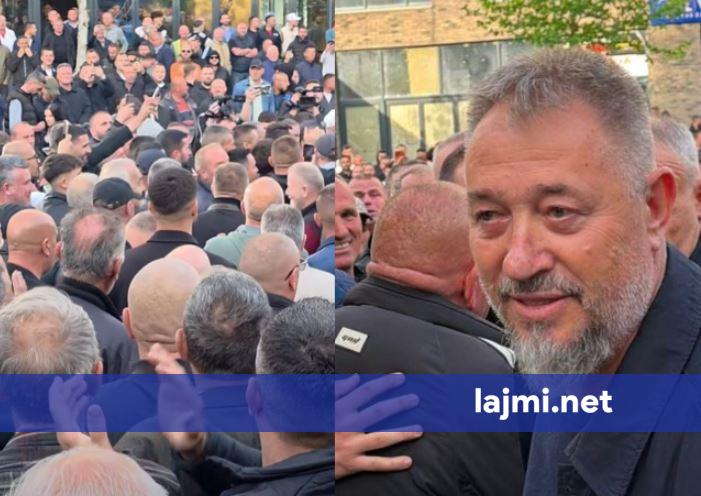 Qytetarët vërshojnë Skenderajn për Sami Lushtakun