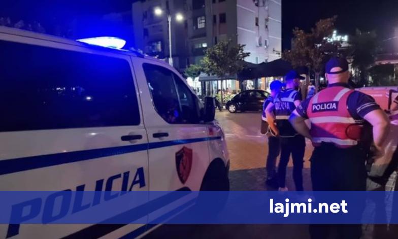 Plagoset polici shqiptar  i dyshuari ia mori armën gjatë shoqërimit në stacion