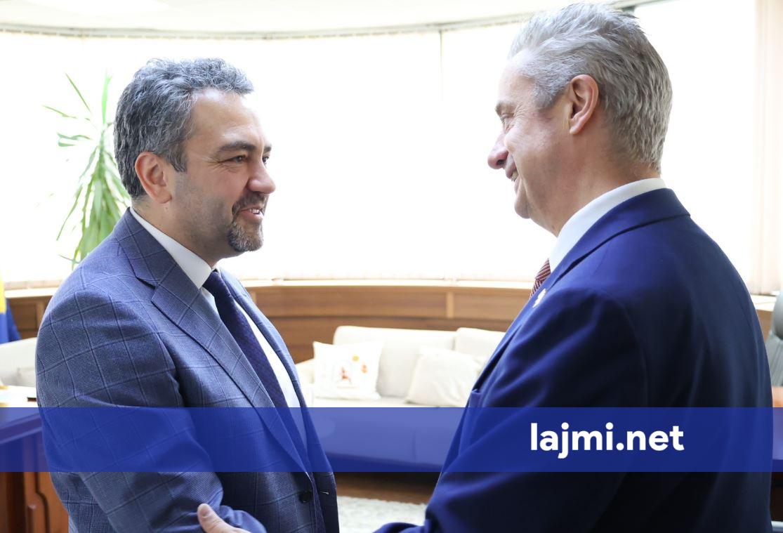 Ambasadori britanik pas takimit me Radoniqin  Britania do ta mbështesë Kosovën për zgjedhje të sigurta dhe transparente më 7 qershor