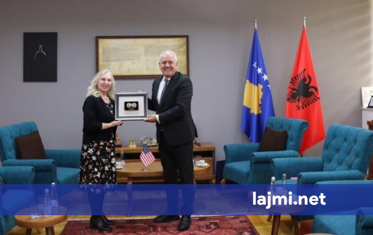 Sveçla vlerëson kontributin e Kimberly Riffe në MPB
