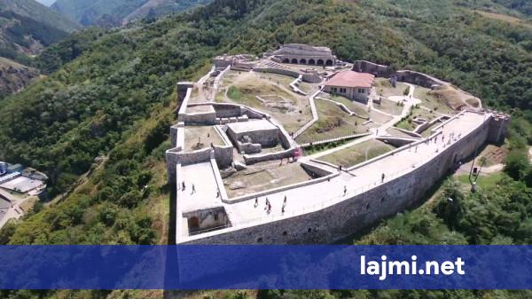 Rezervuari i ujit  87 vjet i vjetër  largohet nga Kalaja e Prizrenit
