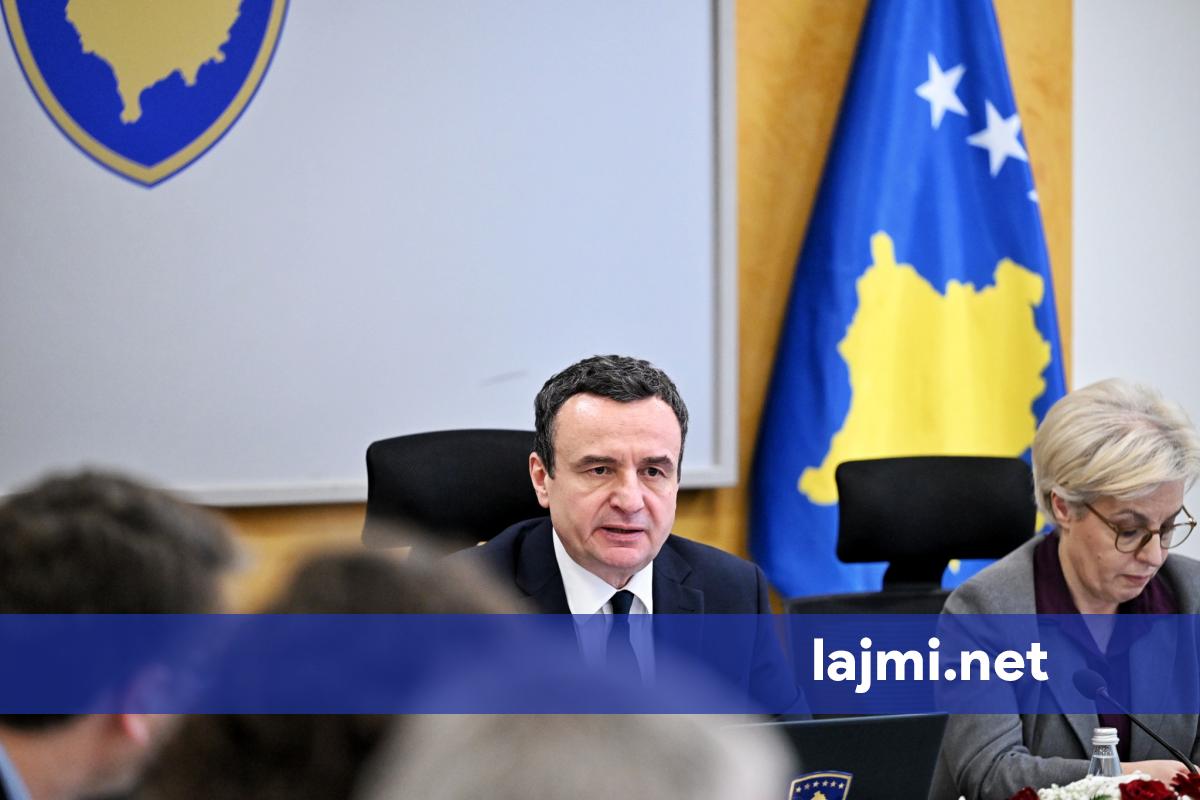Kohë fushate  Albin Kurti ndan nga 100 euro për fëmijët  studentët  sektorin privat dhe pensionistët