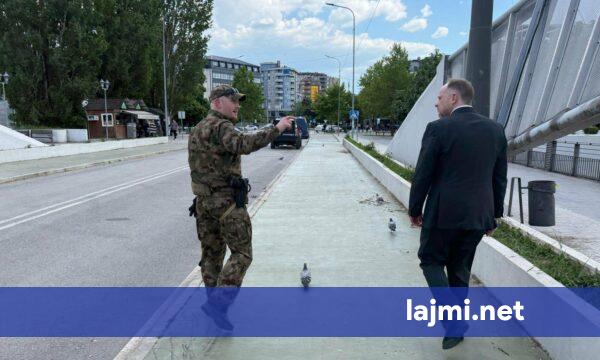 Hamilton publikon foto duke kaluar Urën e Ibrit me ekipin e KFOR që e monitoron Veriun  falënderon partnerët e NATO s