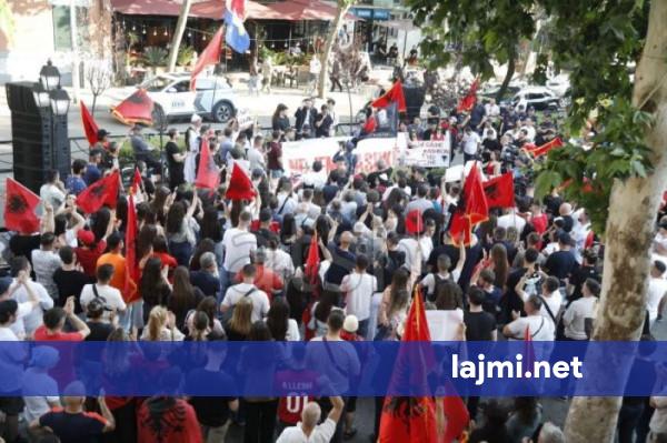 Protestë studentore në Tiranë në mbështetje të gjuhës shqipe në Maqedoninë e Veriut