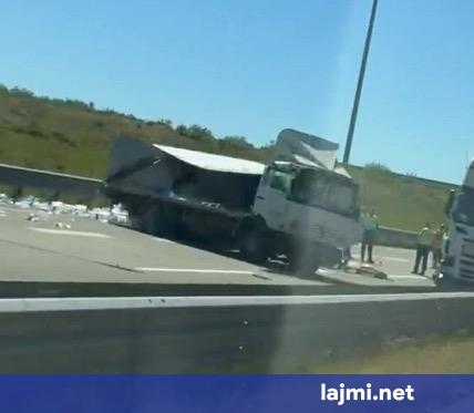 Dy të lënduar në aksidentin me kamionetë në rrugën Prizren Prishtinë   bllokohet njëri shirit i lëvizjes