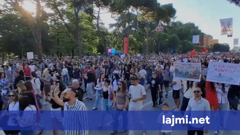 Dita e dytë e protestës në Tiranë për Zvërnecin  mijëra qytetarë nisin marshimin drejt Kryeministrisë