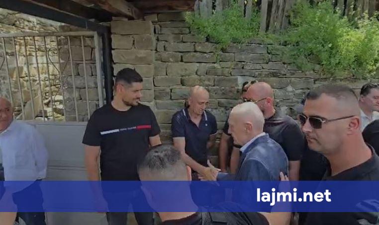 Ilir Meta mbërrin në Skrapar për t i dhënë lamtumirën e fundit babait  shoqërohet nga Policia