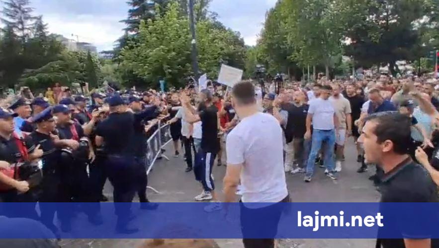 Zvërneci   përplasje mes qytetarëve dhe policisë në protestë  çahet kordoni