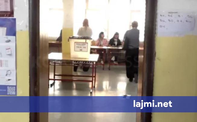 Hapet votimi në Pejë  mungon tavolina informuese në shkollën Lidhja e Pejës