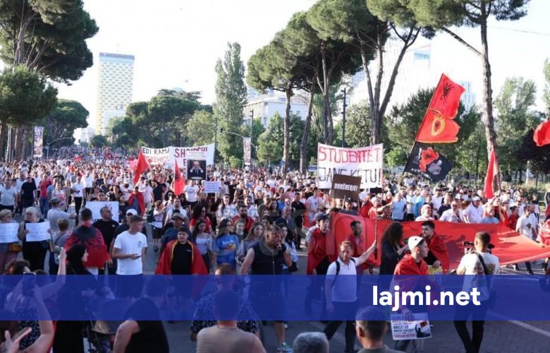 OVL UÇK distancohet nga protestuesit në Shqipëri me flamurin e UÇK së