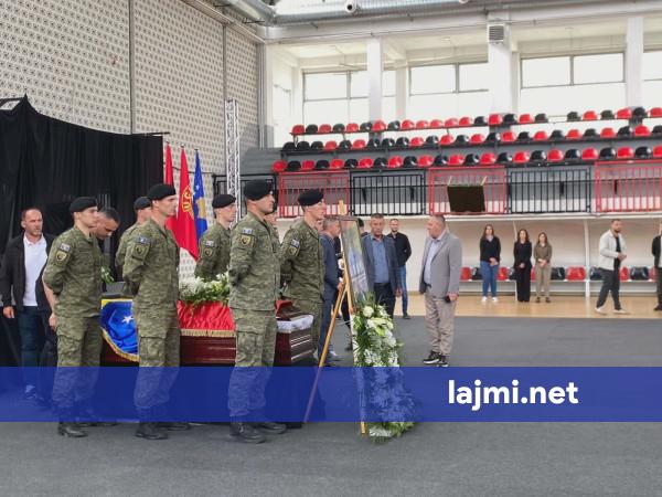 Homazhe në Skenderaj  figura politike dhe qytetarë nderojnë Sahit Jasharin