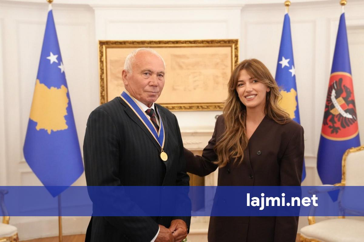 Haxhiu e dekoron me medalje komandantin nga Tirana  që iu bashkua UÇK së
