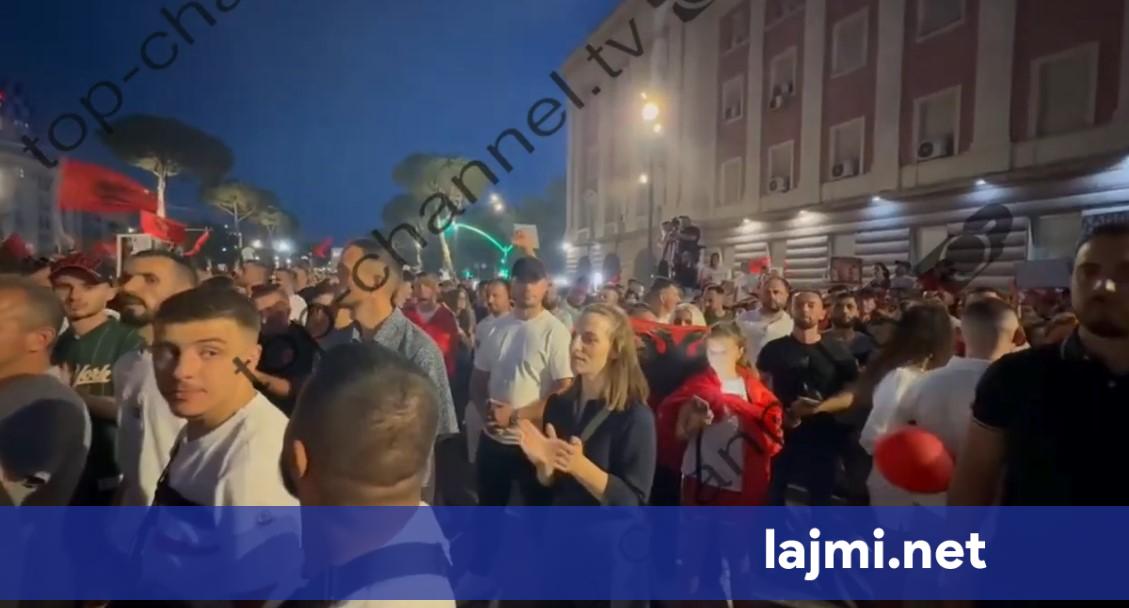 U largua nga PS një javë më parë  deputetja Marjana Koçeku i bashkohet protestës në Tiranë