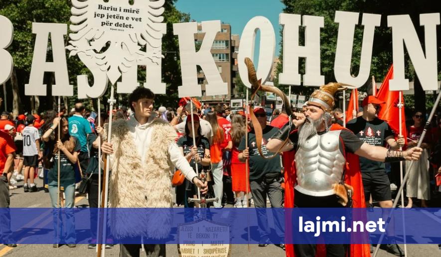  Jemi një  atdheu mbi të gjitha    pamje nga Parada Shqiptare në New York