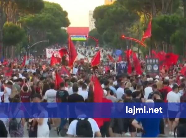 Protesta për Zvërnecin në ditën e 22 të  qytetarët protestojnë para Kryeministrisë