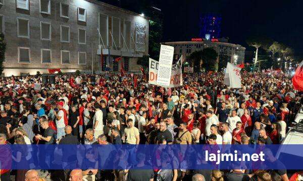 Pas mbledhjes te Kryeministria  nis marshimi masiv rrugëve të Tiranës  Rama n burg  Berisha n burg