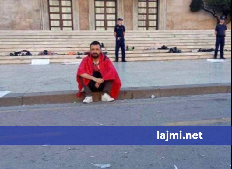 rama-publikon-foton-e-nje-protestuesi-prane-kryeministrise-nuk-te-shoh-si-humbes-po-si-njeriun-e-mbetur-vetem-me-bindjet-e-tij