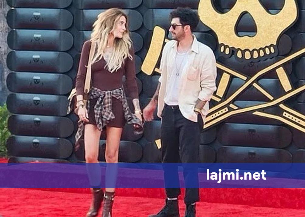 Paris Jackson nxit thashetheme për një romancë të re pasi u shfaq me një burrë misterioz në tapetin e kuq gjatë premierës së Jackass Forever