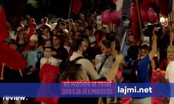 Përfundojnë fjalimet përpara Kryeministrisë  me pankarta dhe flamuj në duar qytetarët nisin marshimin në kryeqytet