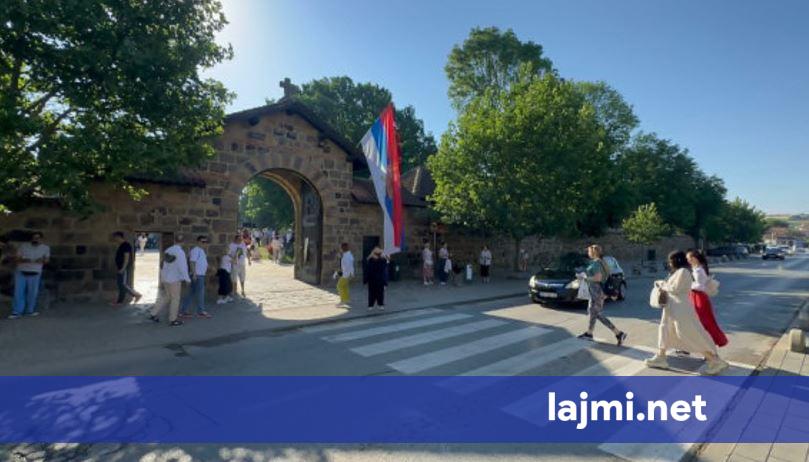 Serbët nisin të mblidhen në Manastirin e Graçanicës