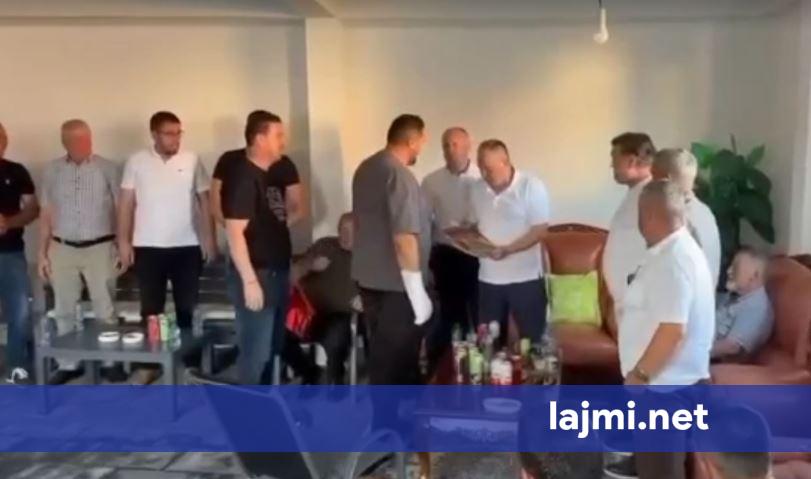  Për trimëri e heroizëm   Gucati dekoron veteranin e UÇK së  Bekim Metaj