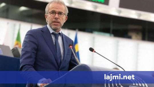 Eurodeputeti holandez  Vuçiq po përdor taktikën e autokratëve për të qëndruar në pushtet