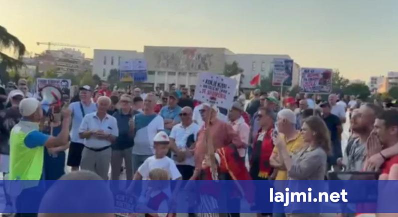 Protestuesit në Tiranë përsërisin kërkesën për dorëheqjen e Ramës