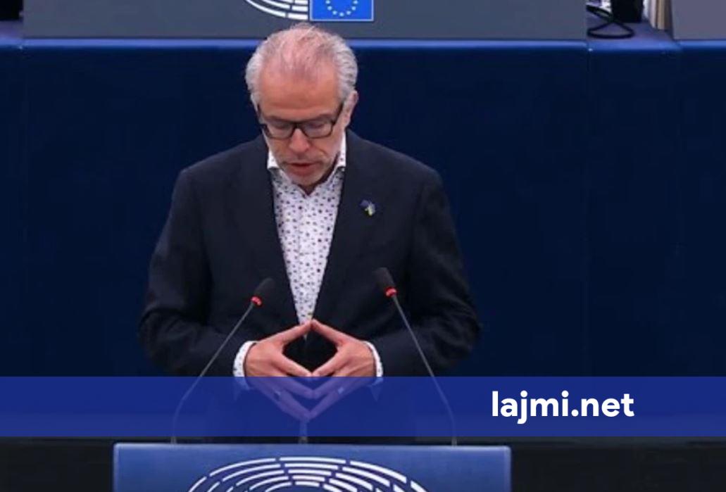 Eurodeputeti Reuten  Deklaratat e Vuçiq për dorëheqje  manovër për të ruajtur pushtetin
