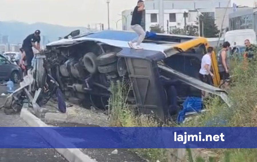 Aksident i rëndë në autostradën Tiranë Durrës  furgoni del nga rruga   bllokohen pasagjerët