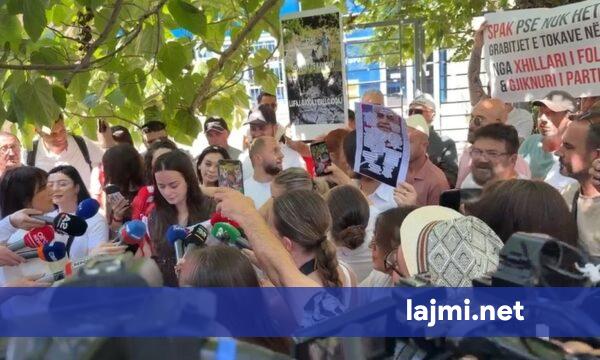  Rama  Rama  SPAK you   protestuesit mblidhen para SPAK  dorëzojnë padinë për  The Albanian Files 