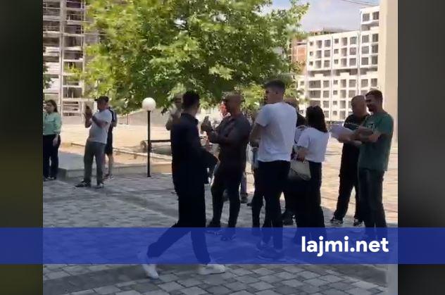 Pasi u dënuan nga Gjykata Themelore  36 serbët priten me duartrokitje nga një grup i vogël