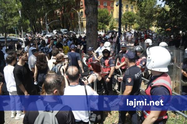 Protesta në Tiranë  9 punonjës të policisë të lënduar  arrestohen 18 protestues