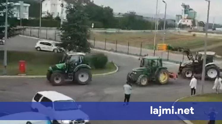 Blegtorët në përkrahje të VITA s  dhjetëra traktorë arrijnë te fabrika