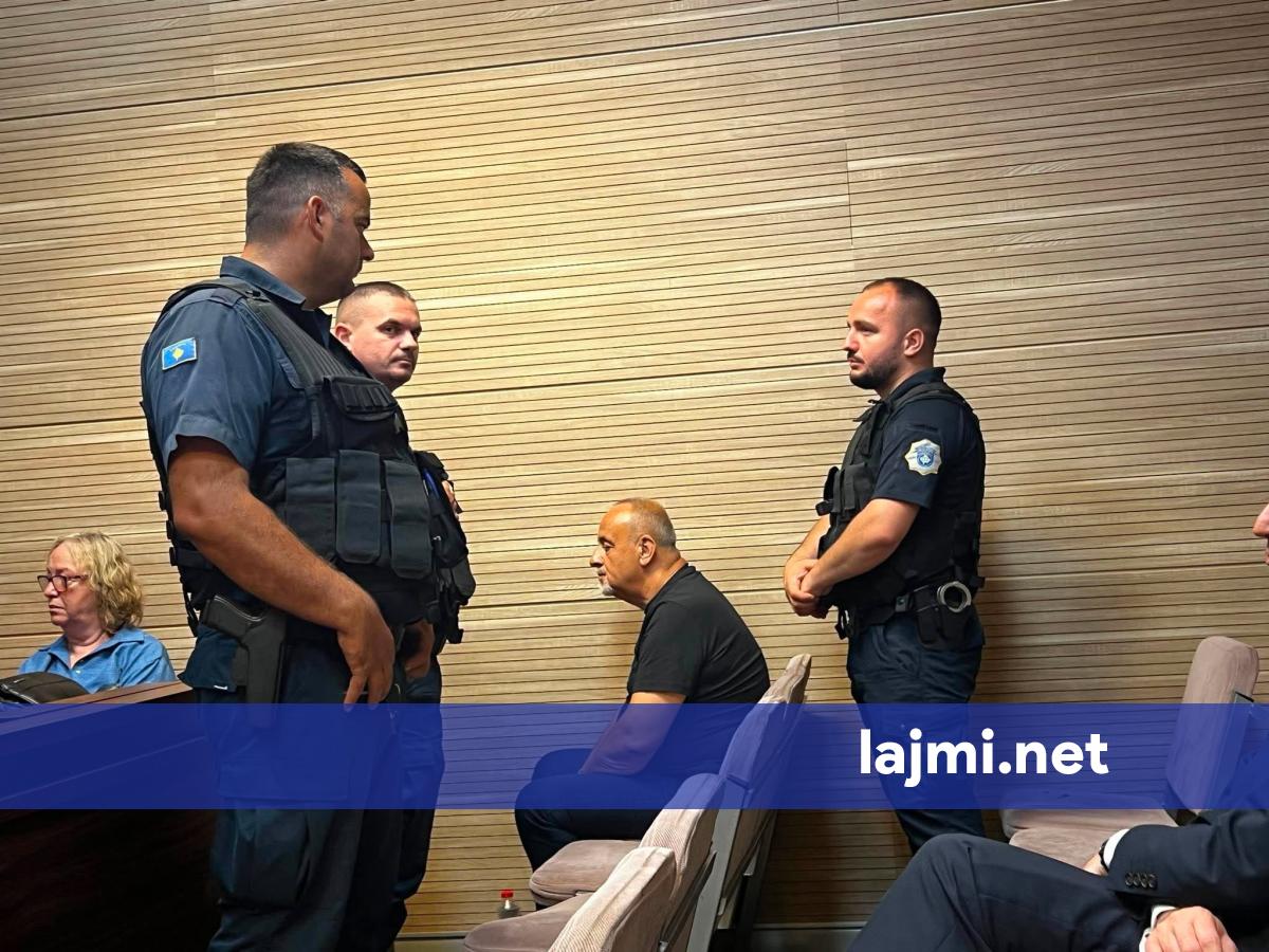 Ekrem Bajroviq sillet para gjykatës në Prishtinë  i akuzuar për krime lufte ndaj civilëve në Kosovë