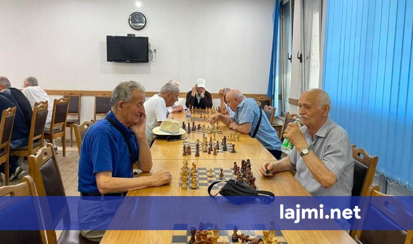 pensionet-nuk-mjaftojne-as-per-barna-i-ngjan-ndihmes-sociale