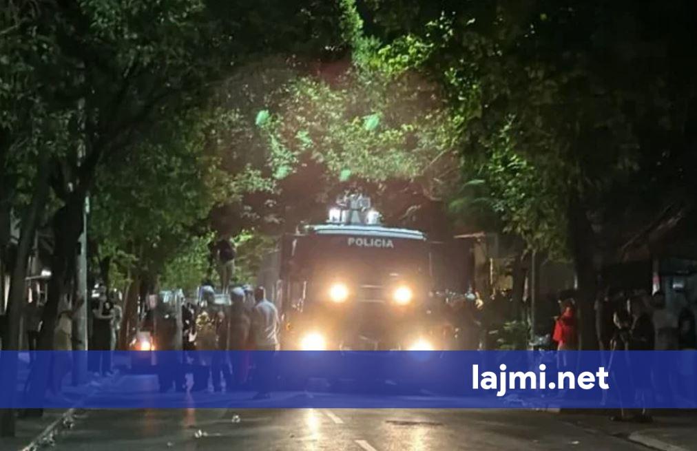 Shqipëri  Protestues të maskuar shkatërruan çfarë gjetën para  një police mbeti e lënduar   çfarë ndodhi gjatë mesnatës në komisariatin numër 3