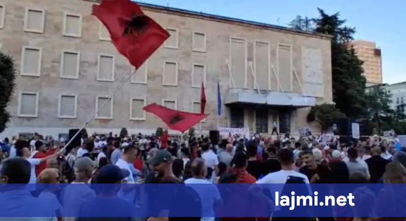 Dita e 36 e protestës  qytetarët para Kryeministrisë  tubimit i bashkohen edhe personat që u liruan pasi u arrestuan të enjten