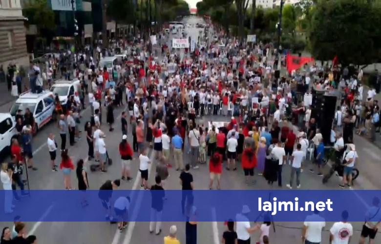 38 ditë protestë në Tiranë  tubuesit ndalen para Kryeministrisë  Qëndroni të bashkuar