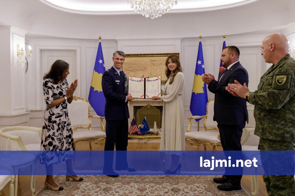 Haxhiu dekoron kolonelin amerikan A J  Berg  Ambasada e SHBA së  Mirënjohës për këtë vlerësim dhe partneritetin e vazhdueshëm