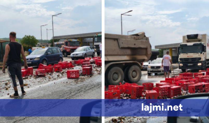 Bllokohet rruga në Stapanicë të Klinës  arkat me birra bien nga kamioni  pamje