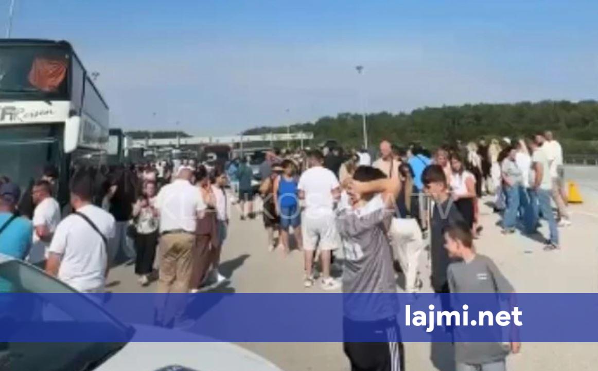 Mërgimtarët bllokohen për orë të tëra në kufirin Kroaci Serbi  autobusët ende në pritje