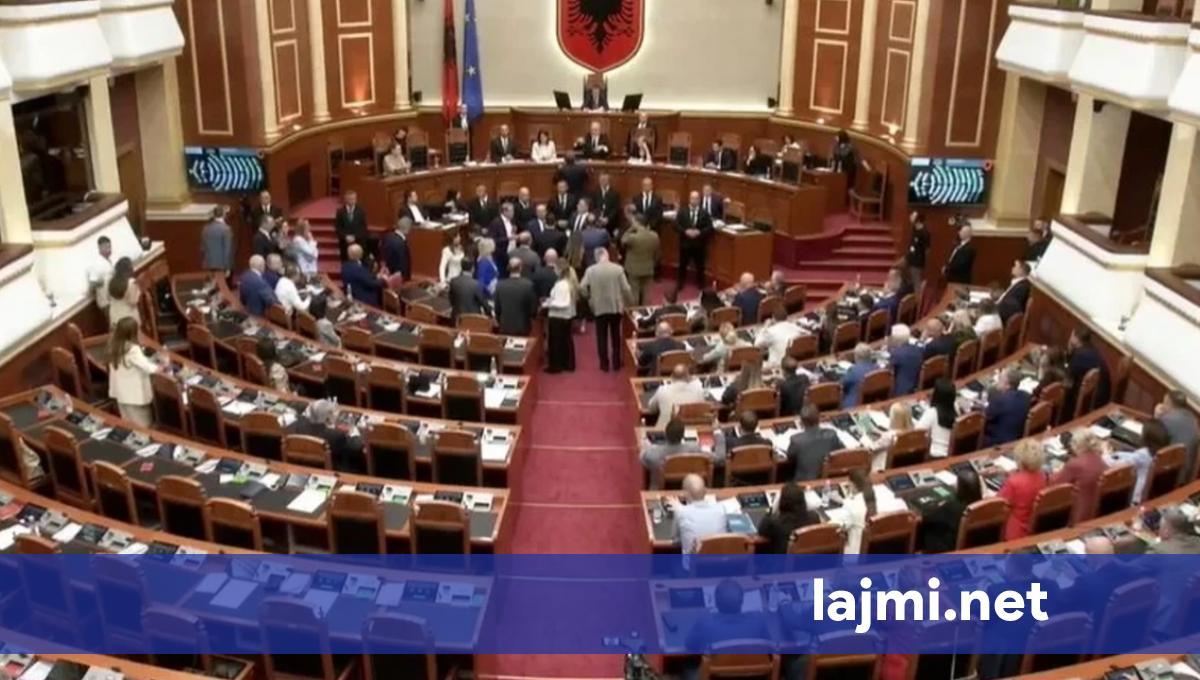 Tiranë  Opozita në  këmbë  pengon procesin e votimit duke bërë zhurmë  mazhorancaca vijon me kalimin e projektligjeve