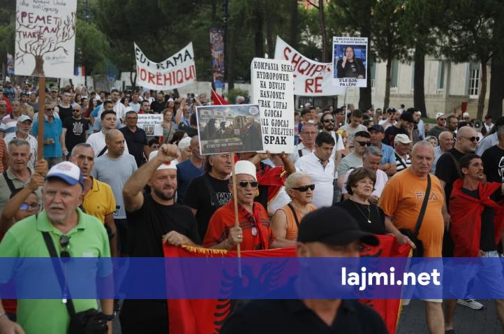 Shqipëri  Protesta hyn në ditën e 55 të  tubuesit marshojnë drejt Kryeministrisë